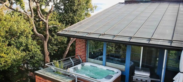 Luxurious, modern loft with jacuzzi, kitchen & air conditioning
