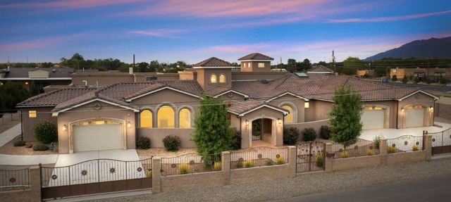 Luxurious North Valley Retreat, minutes to Balloon Fiesta Park, brewery & shops.