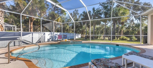 Luxurious Private Villa, Large Heated pool, 1 mile to beach, 3 King Beds, Wi-fi
