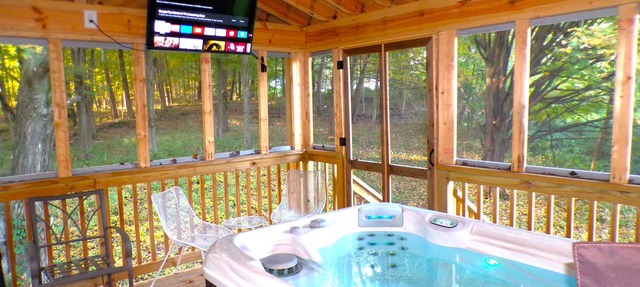 Luxurious Serene Loft Cabin with Hot-Tub in the Heart of the Catskills
