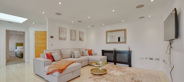 Luxurious Top Floor Apartment | Lift | Parking