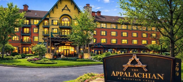Luxurious updated 1BR Mtn-Front Condo w/Deck & Fireplace