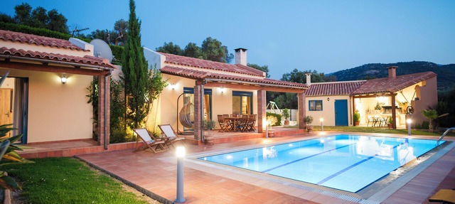 Luxurious villa, idyllic view, 5km from town & beach, total privacy, large pool