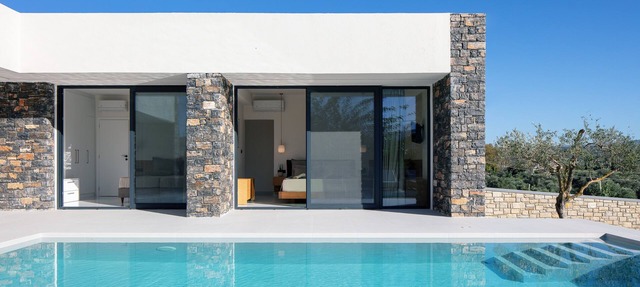 Luxurious villa with a large pool, 750m from the beach.