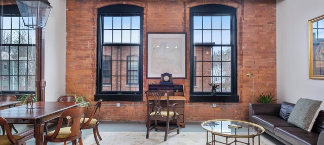 Luxury 2 Bedroom 2 Bathroom Loft Apartment In Williamstown With Great Amenities!