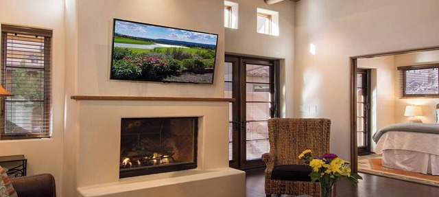 Luxury 3-bdr, 3-bath condo 3 blocks from Plaza downtown with underground parking