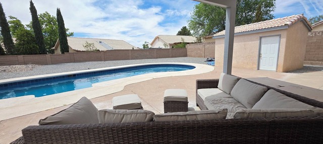 Luxury 4 Bedroom Private Home with Poolside Retreat