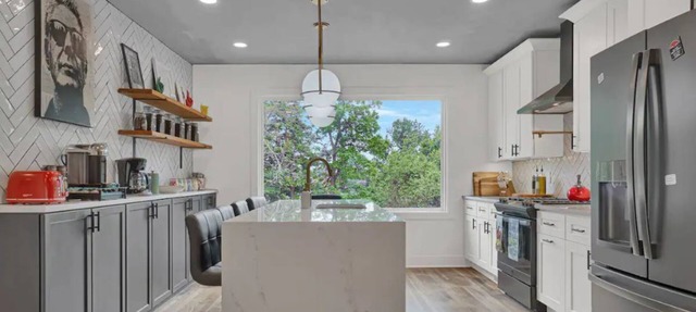 Luxury 4 BR Art Deco Home+3 Parking Spots+In City