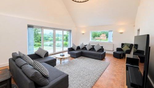 Luxury 5BDR Riverside Retreat near Uxbridge