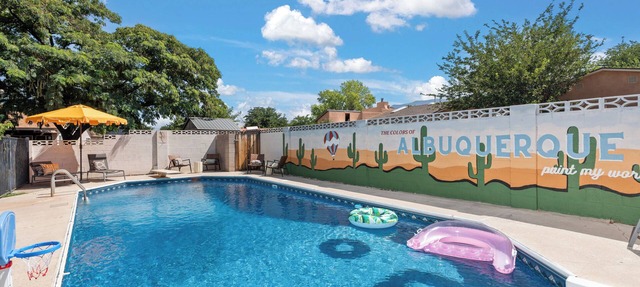 Luxury Amenity Paradise! Sleeps 18 - Pool, Hot Tub, Game Room, Golf, Fire Pit!
