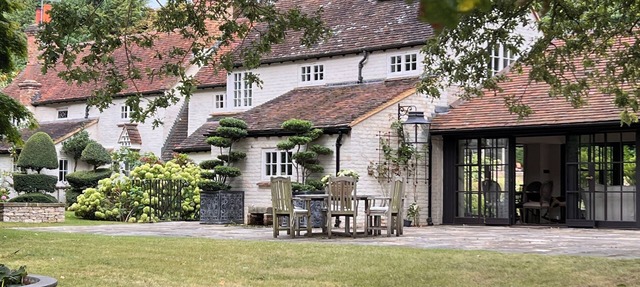 Luxury characterful home in 1 acre with pool in Burhill Park Golf Club, Surrey