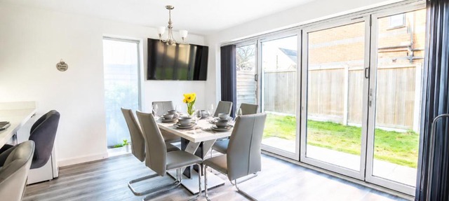 Luxury Deluxe - 4 bedrooms Villa - 6 beds - 10 Guests - Private Parking - Contractors Welcome - Trafford Stretford