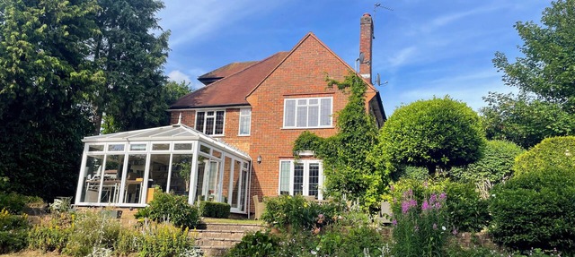 Luxury detached 4 bed w/cinema room, gym, office - 20 mins from central London