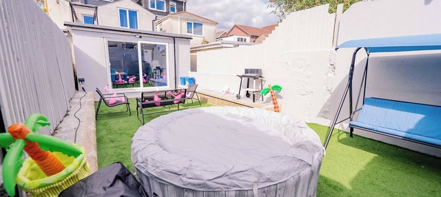 Luxury Family, Stag Do, Hen Do 6BR 3Bath With Hot Tub and Open Plan Living