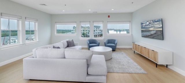 Luxury Flat with sweeping marina views! Access to two pools and paddle club!