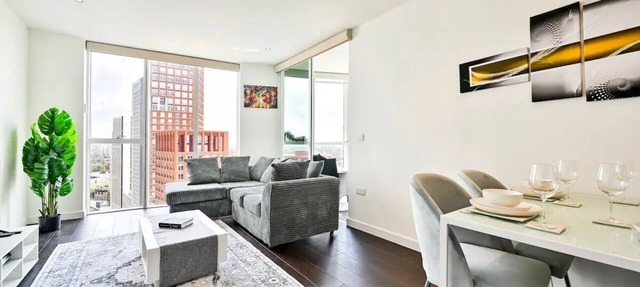 Luxury High-Rise 21st Floor 2 Bedroom 2 Bath Flat