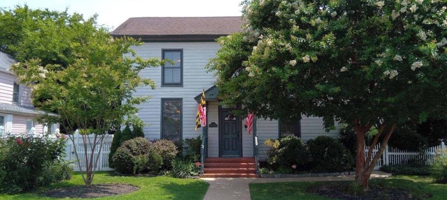 Luxury on the river, steps to downtown &boat ramp!