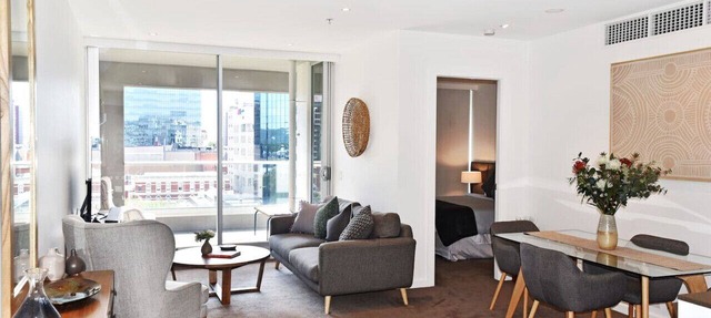 Luxury Overlooking Hindmarsh Sq with Pool & Gym