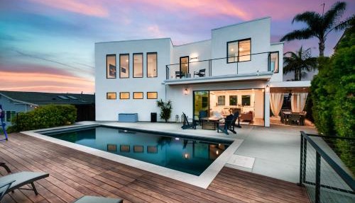 Luxury Pool Haven Scenic Views and Summer Fireworks