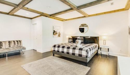 Luxury Poolside 4BR Sanctuary, Sleeps 8