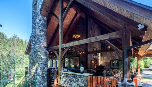Luxury Riverfront Lodge - Sleeps 12, VIEWS, Fireplaces, Dogs OK