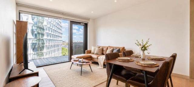 Luxury Riverside 2-Bed with Balcony AC US Embassy Views