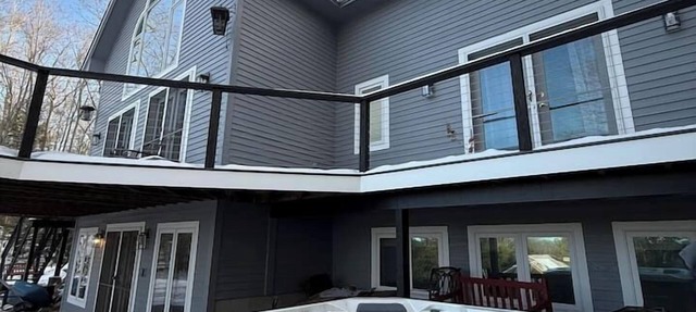 Luxury Sleeps 12+: Saltwater HotTub, Fire Pit, Lake View – 5 Min to Ski & Beach