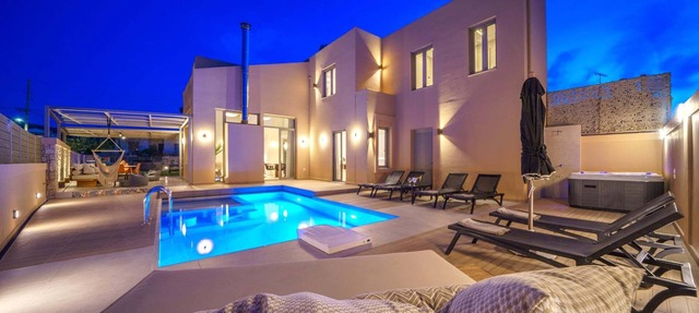 Luxury, Spacious Villa with private gym, just 4km from the sandy beach!