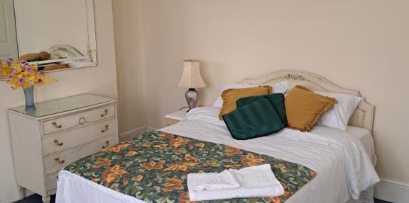 Luxury super double bedroom London Seven Kings Train station