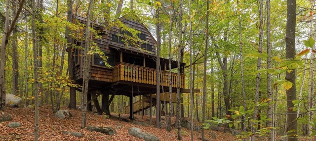Luxury Treehouse Near Mount Sunapee | Fireplace + Deck
