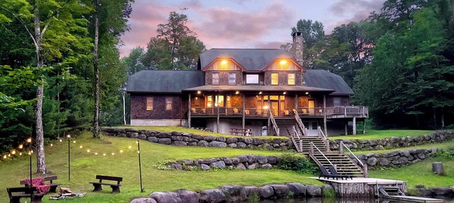 Luxury Waterfront Retreat Treehouse, Hot Tub & Fireplace