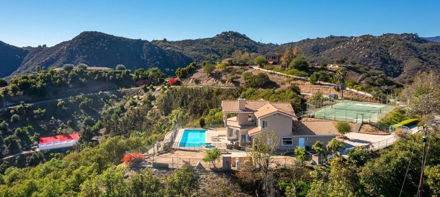 Magical and Luxury Villa/Tennis, Pool~Hot Spa, Views, Wine, Avocados
