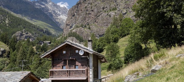 Maisonette Grené is a romantic mountain style apartment outside the Valtournenche village