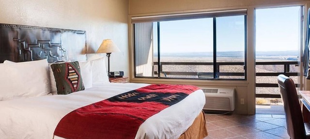 Making The Best Memories Along The Way! 2 Units w/Parking, Lounge, Restaurant