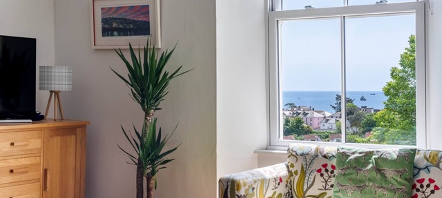 Manacles - Spacious flat near beach with sea views & parking