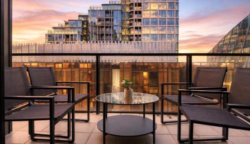 Marvel Stadium Views 2BR, Parking, Pool & Gym