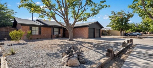 Marvelous 3-bedroom house with a GameRoom in Albuquerque.