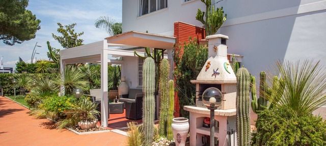Marvelous Villa with enjoyable outdoor hot tub, 300m from the sea