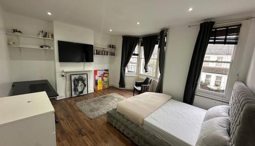 Massive cozy room with shared bathroom