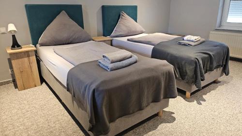 Maternus-Fewo am Wald Komplettes großes Haus 150m2 6 Zimmer 8 Personen Küche 3 Bäder 3 x E-Laden Raucherpavillon