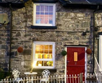 Maytree Cottage. Compact home in Mid Wales.