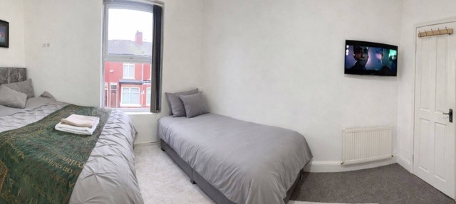 MCRShared House-Big Bedroom Sleeps 3