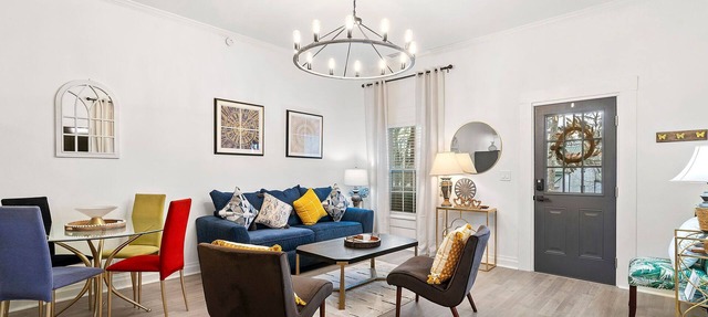 Mel-C's Cozy Cottage Comfy Retreat in the Heart of Downtown Monroe Georgia