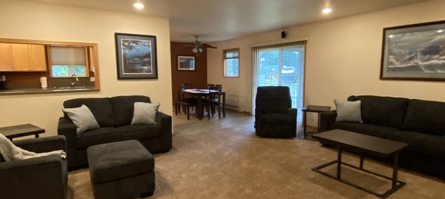 Midtown Hideaway-Spacious comfortable home w/firepit.