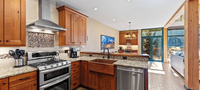 Mins from Resort Shuttle is this Townhome w/Beautiful Views from Private Deck