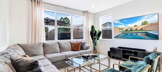 Minutes away from Coachella Festival! Lakeside Villa- Modern & Spacious