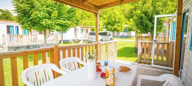 Mobilehome with air conditioning, terrace and pool