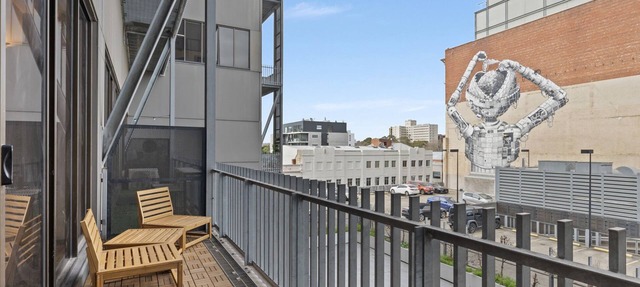 Modern 1-Bed with Study & Balcony in Prahran
