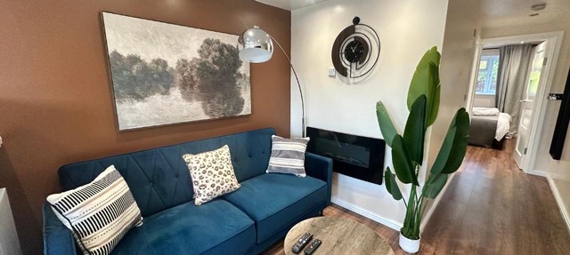 Modern 1BR Flat, Parking , Garden, Sleeps 4