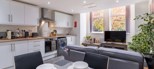 Modern 2-Bed Apartment with Parking